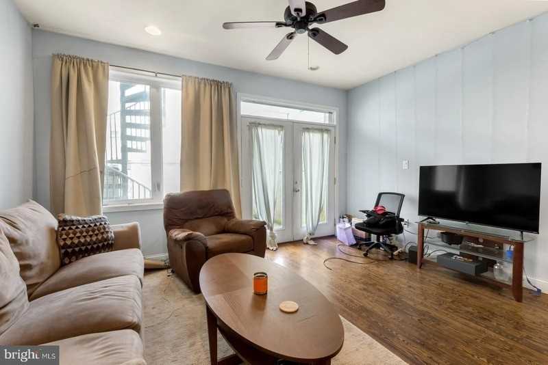 1217 Green St #B - Photo 4 of 13