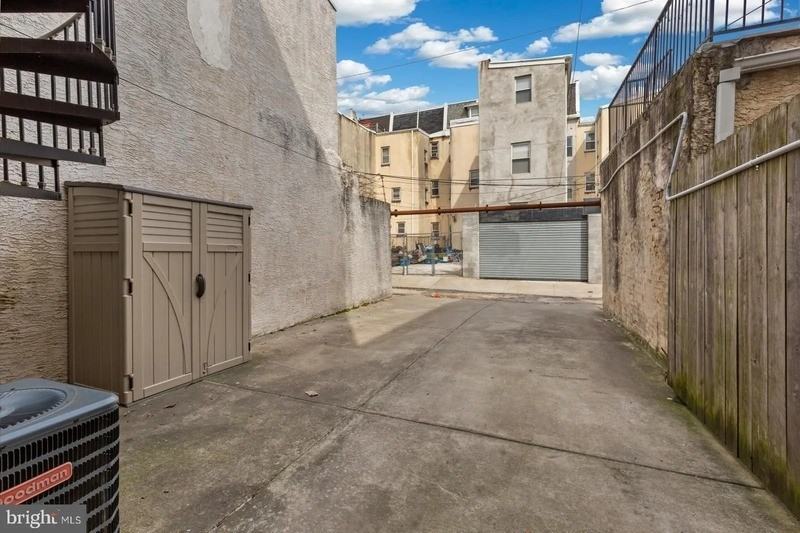 1217 Green St #B - Photo 5 of 13