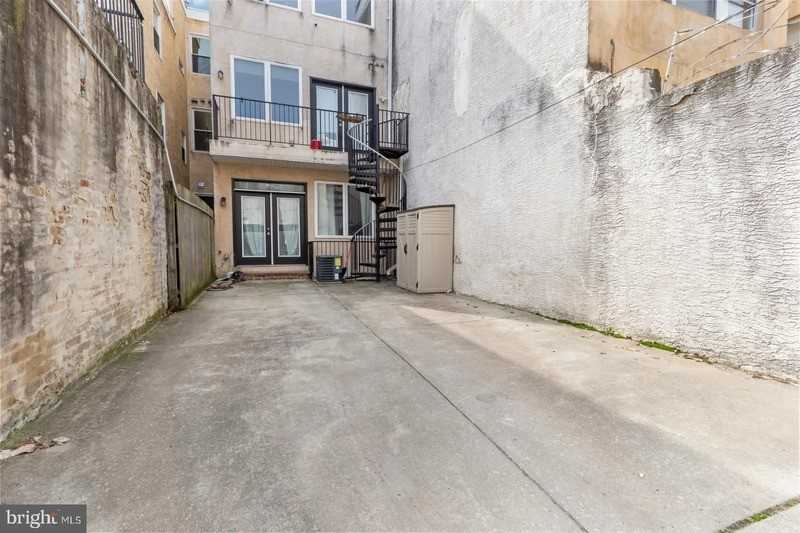 1217 Green St #B - Photo 6 of 13