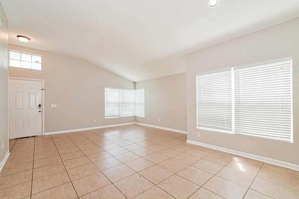 1096 Manigan Ave - Photo 4 of 16