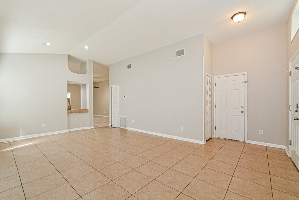 1096 Manigan Ave - Photo 5 of 16