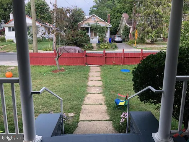 748 Thayer Ave - Photo 3 of 28