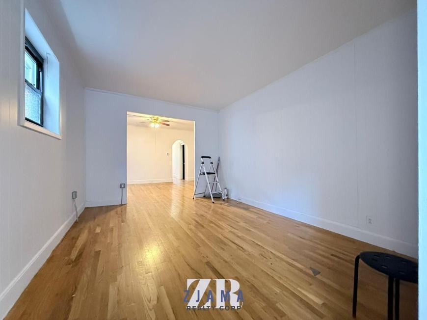 240 Sullivan Pl - Photo 4 of 10