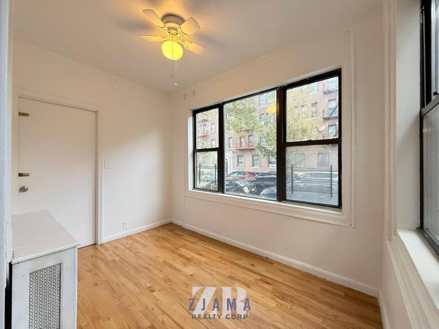 240 Sullivan Pl - Photo 5 of 10