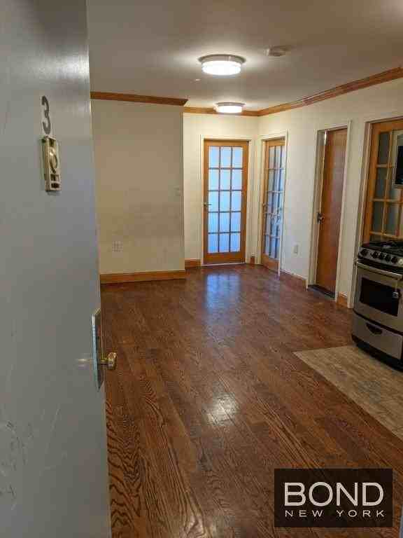 621-623 Middle Neck Road - Photo 2 of 6
