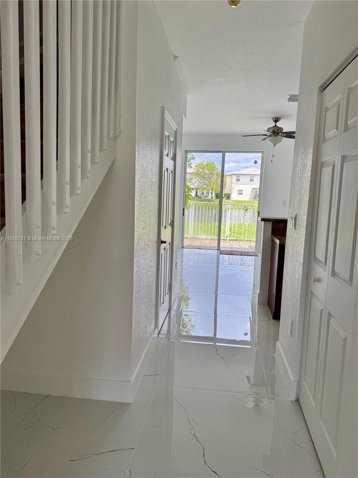 2853 Southeast 1st Drive #4 - Photo 3 of 32