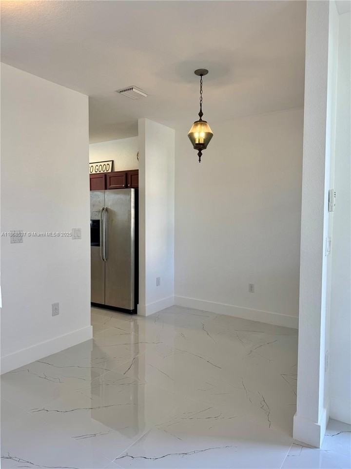 2853 Southeast 1st Drive #4 - Photo 5 of 32