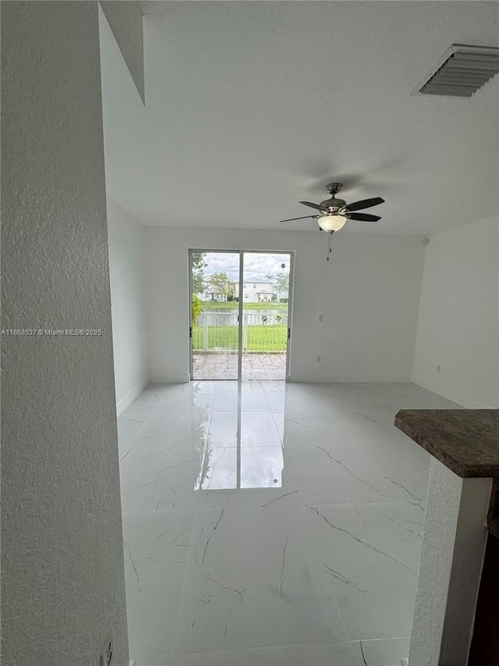 2853 Southeast 1st Drive #4 - Photo 6 of 32