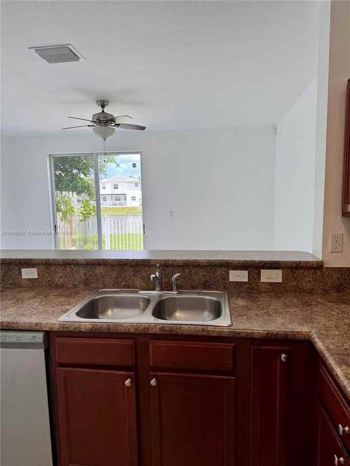 2853 Southeast 1st Drive #4 - Photo 7 of 32