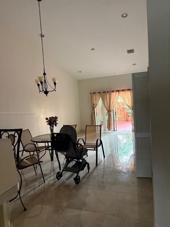 3279 Ne 11th Dr - Photo 4 of 15