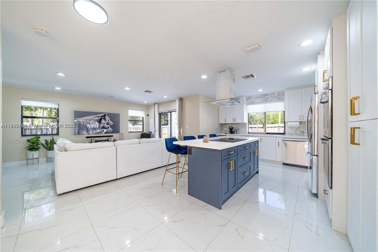 1451 Sw 11th Pl - Photo 3 of 19