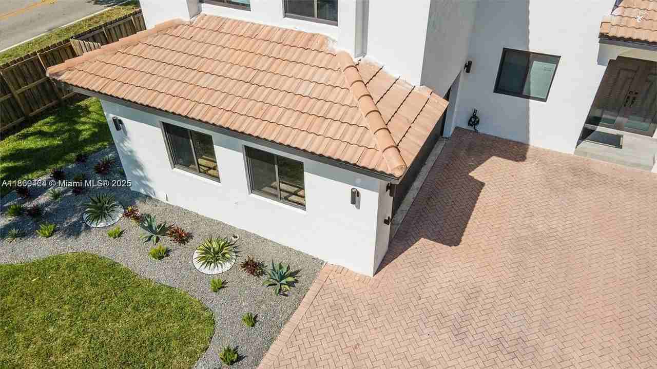 1451 Sw 11th Pl - Photo 5 of 19