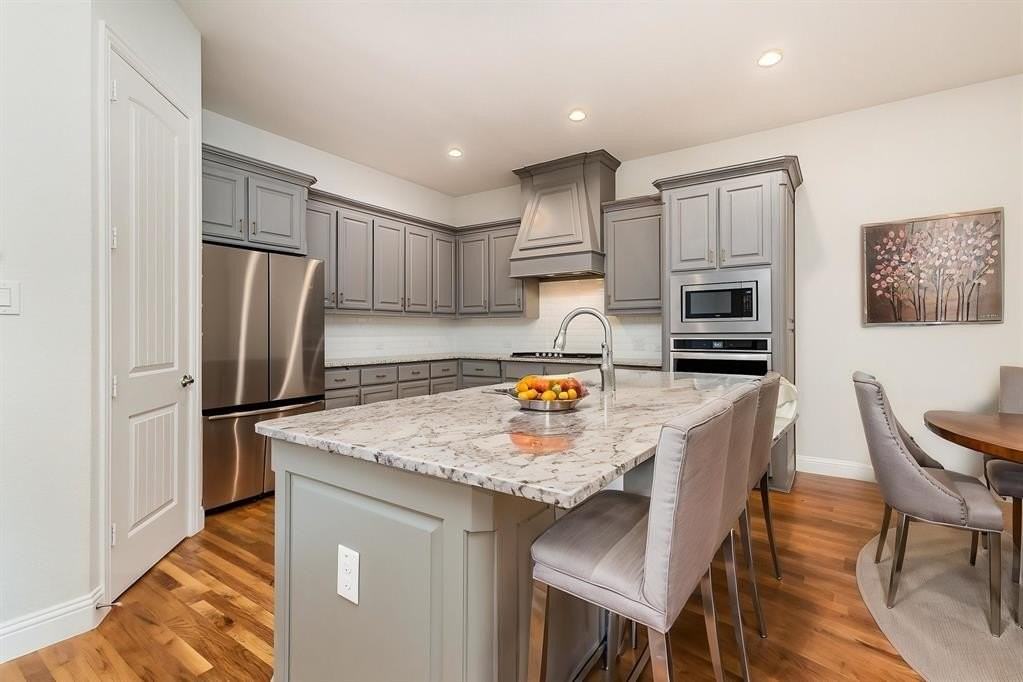 2424 Belvedere Ln - Photo 2 of 8