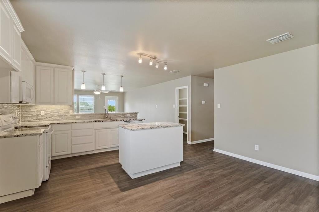 1005 Live Oak Dr - Photo 3 of 29