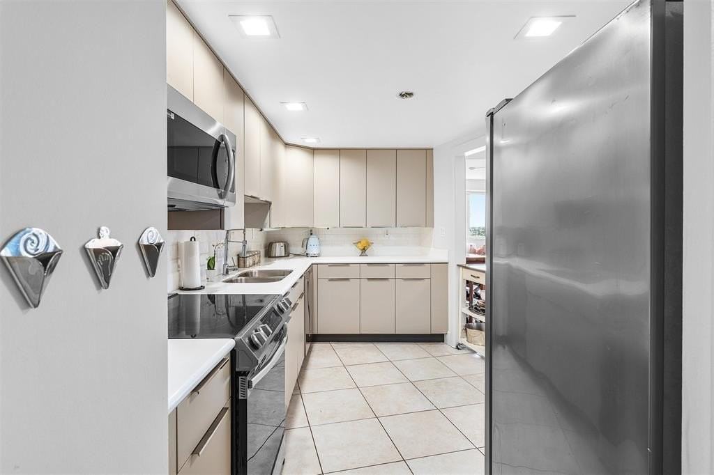 3000 Holiday Dr #1605 - Photo 6 of 41