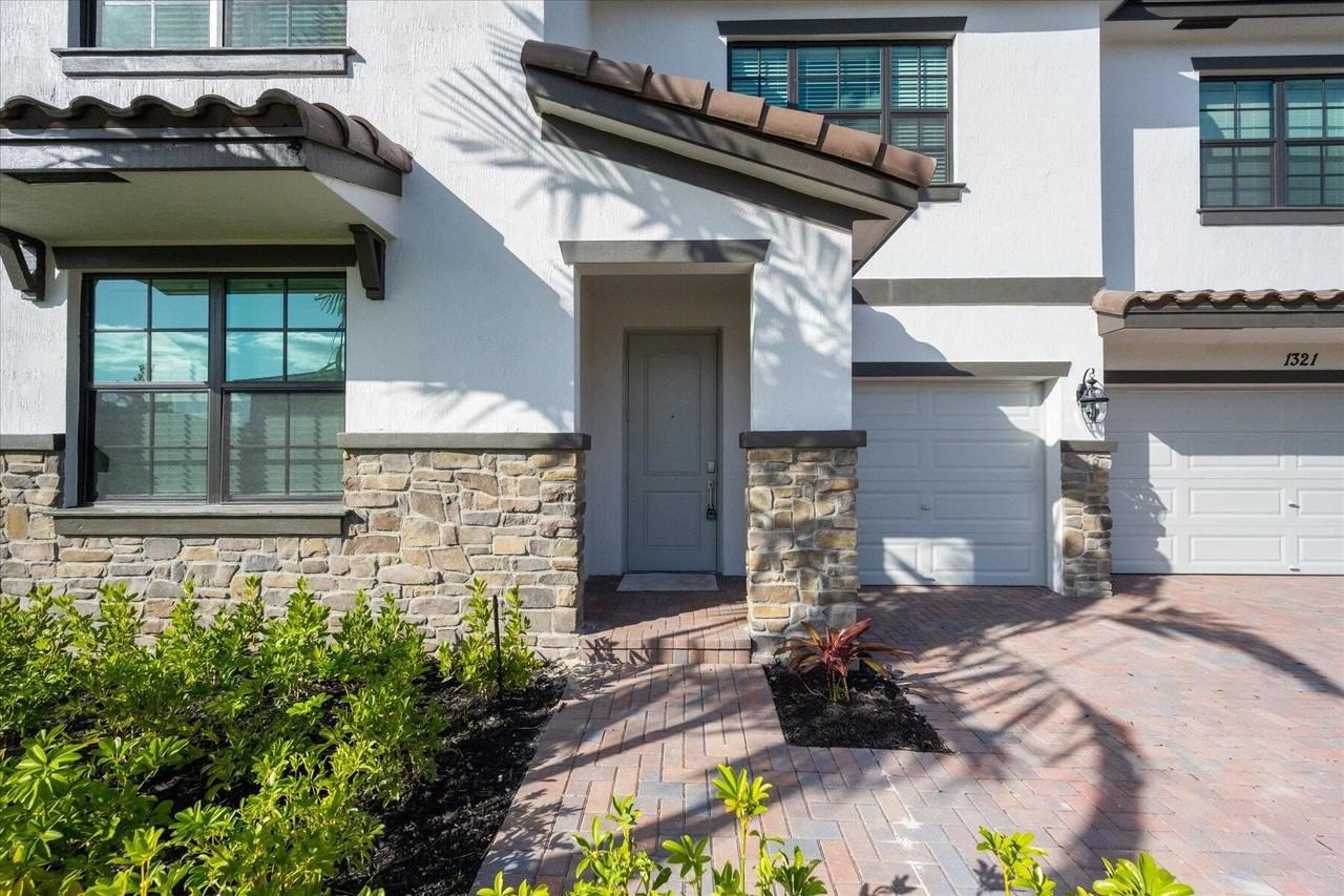 1321 Whitcombe Dr - Photo 2 of 32