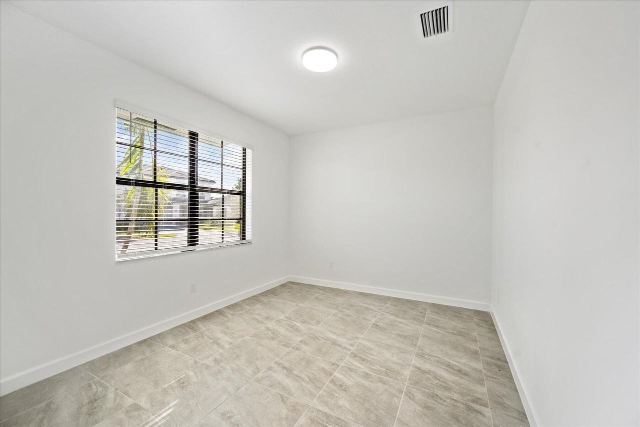 1321 Whitcombe Dr - Photo 4 of 32