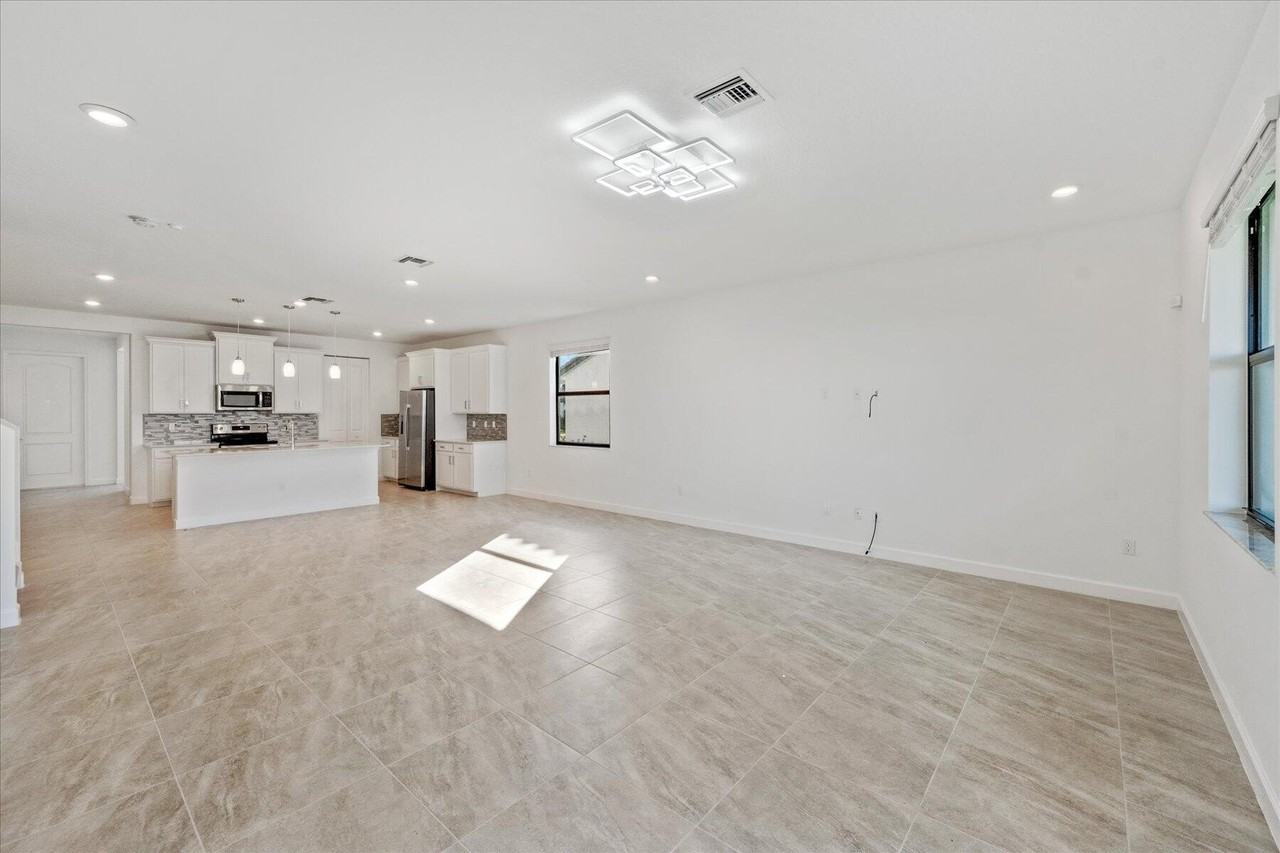 1321 Whitcombe Dr - Photo 5 of 32