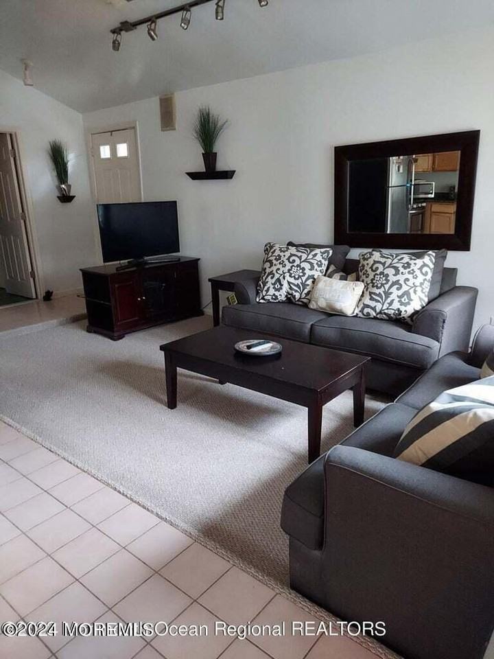 524 Beechwood Ave - Photo 2 of 7