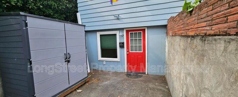 1817 Se Umatilla St #B - Photo 2 of 16