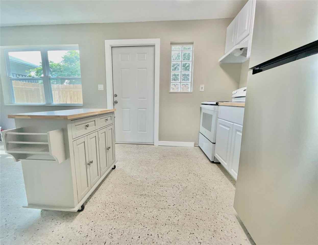 1023 North Tamarind Avenue - Photo 2 of 26