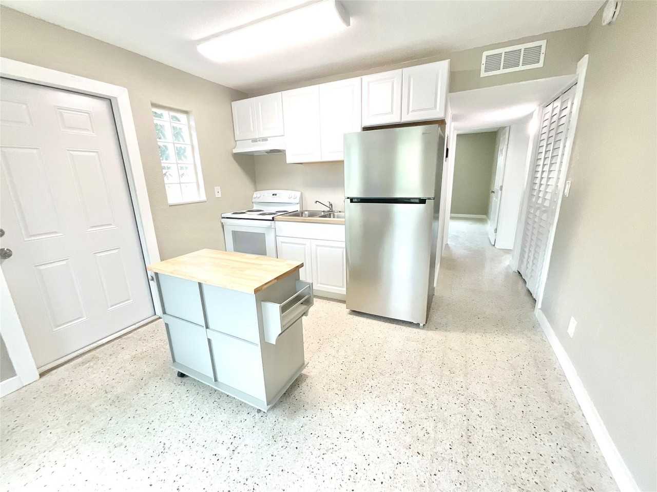 1023 North Tamarind Avenue - Photo 3 of 26