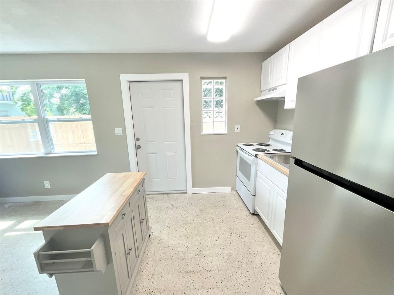 1023 North Tamarind Avenue - Photo 4 of 26