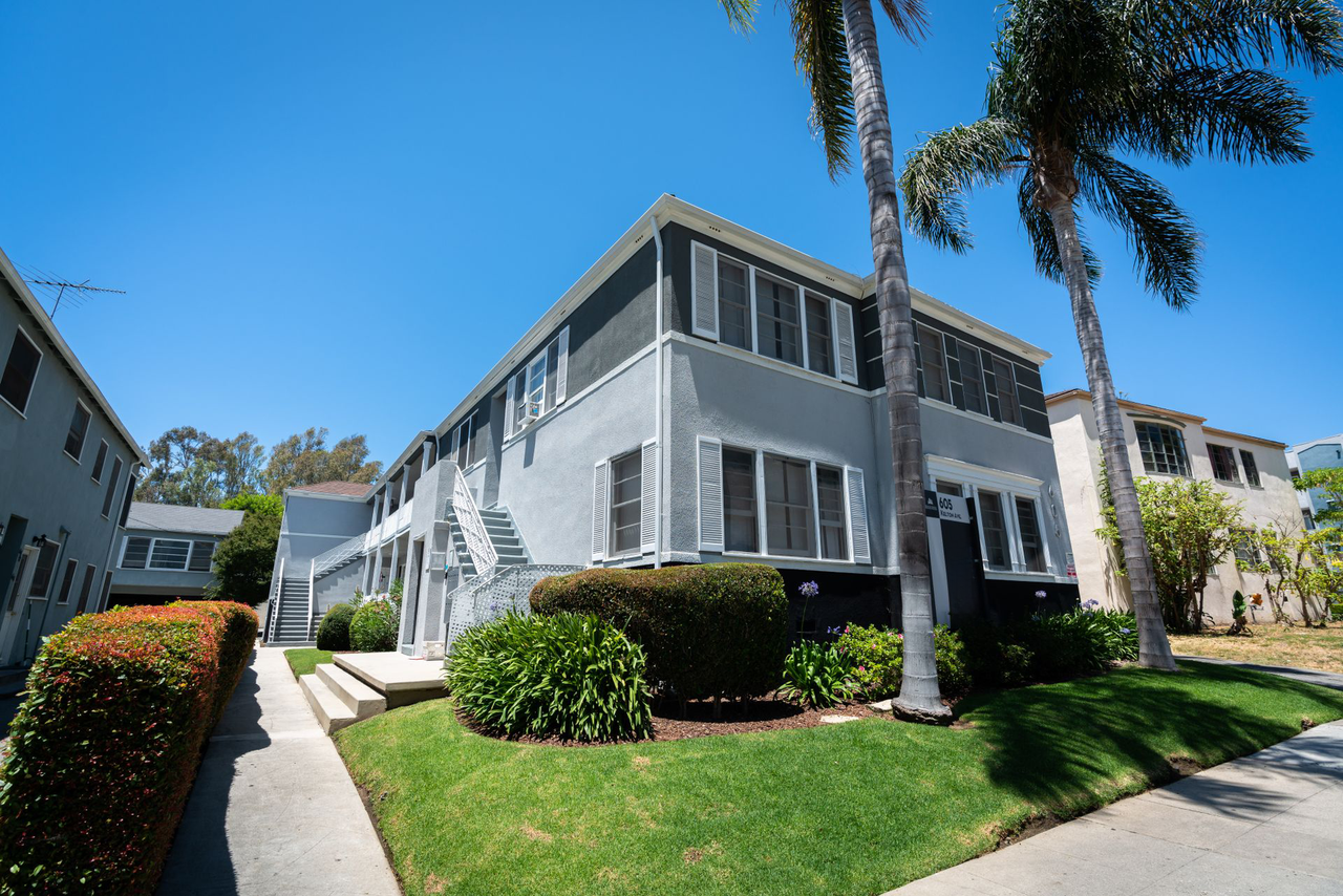 605 Kelton Ave - Photo 2 of 30