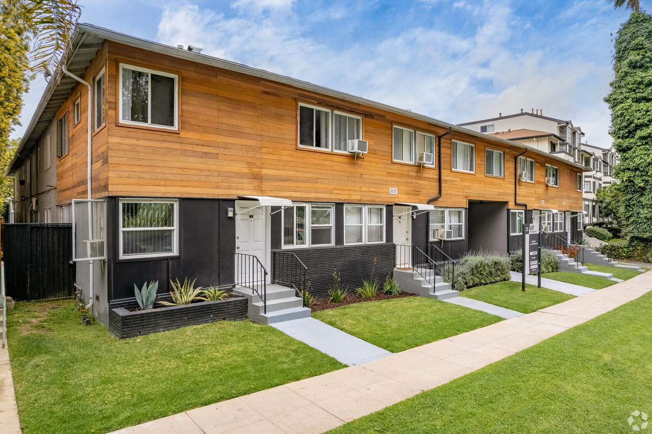 652 Veteran Ave - Photo 2 of 31