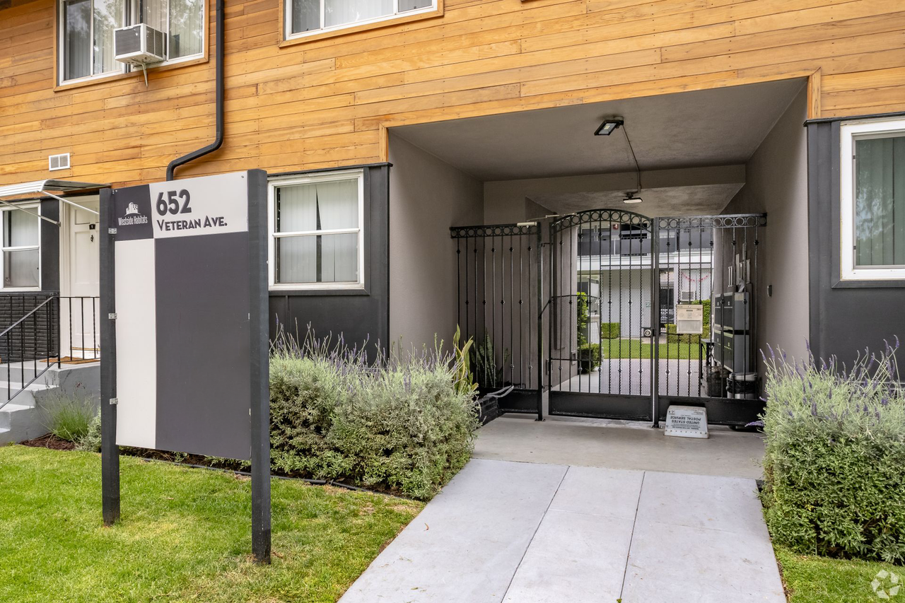 652 Veteran Ave - Photo 3 of 31