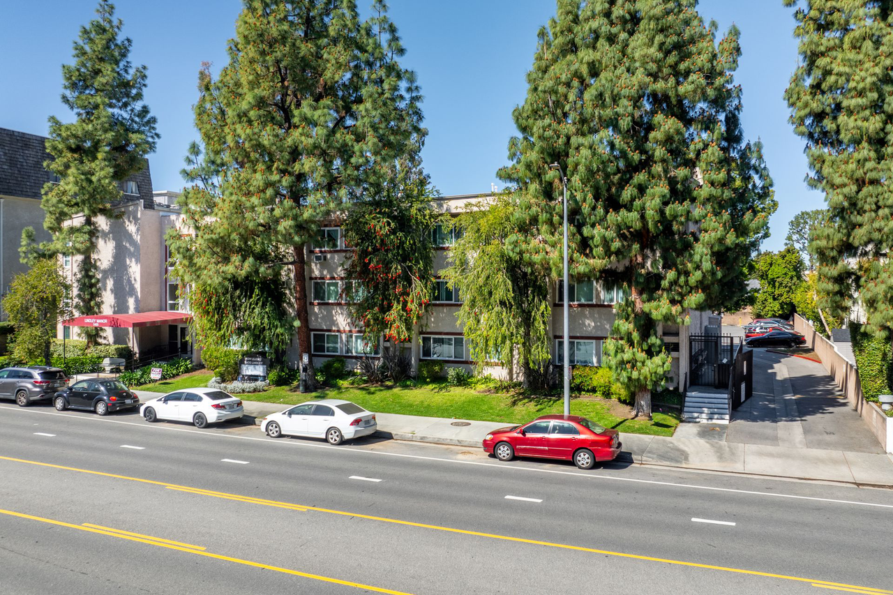 5405 Lindley Avenue - Photo 4 of 5