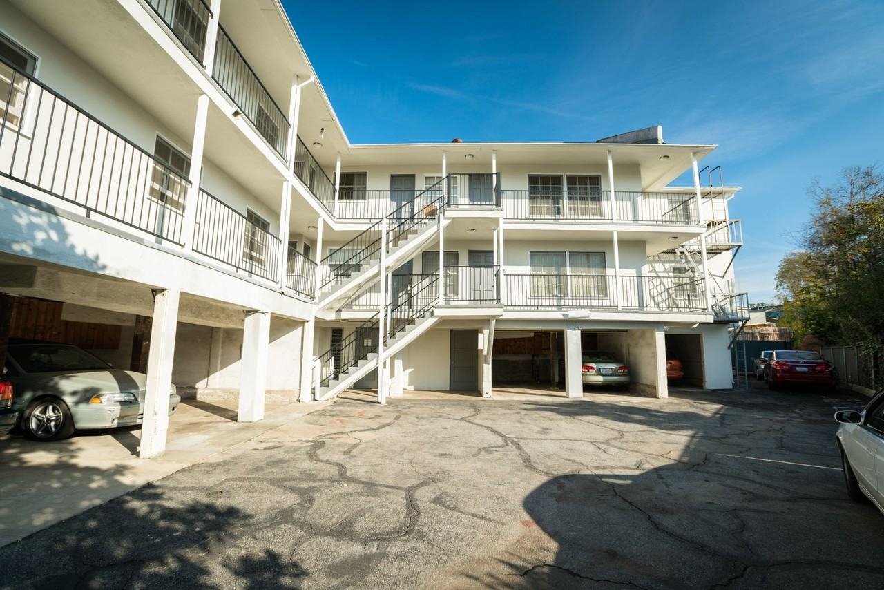 611 Levering Ave - Photo 2 of 23