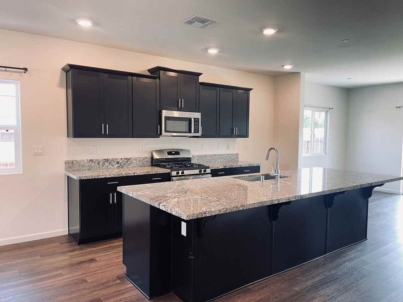 1065 S Argyle Ave - Photo 2 of 17