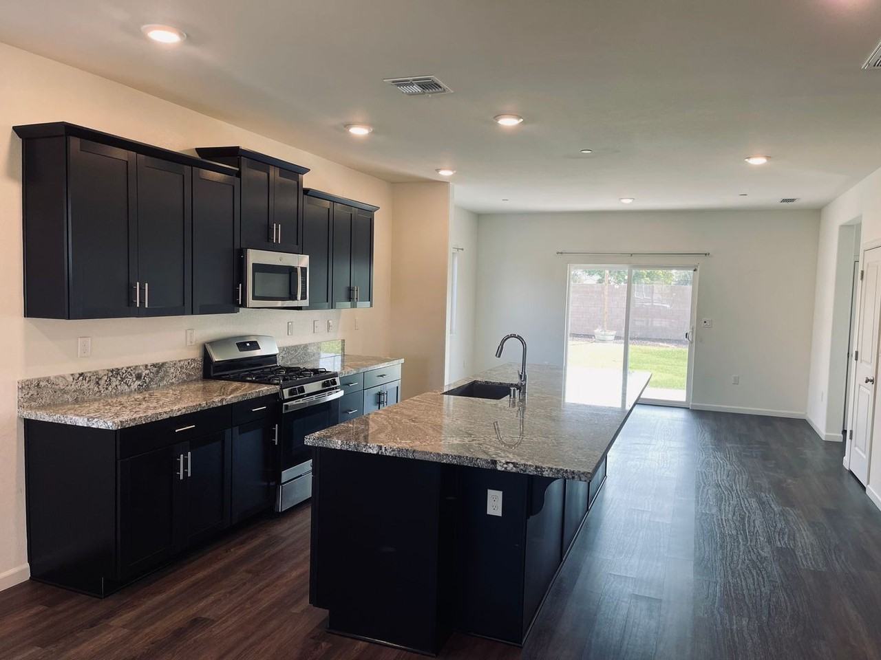 1065 S Argyle Ave - Photo 3 of 17