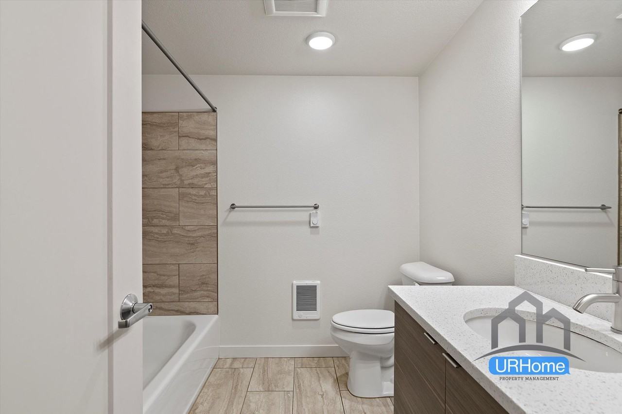 Hollywood 12 - Photo 4 of 13