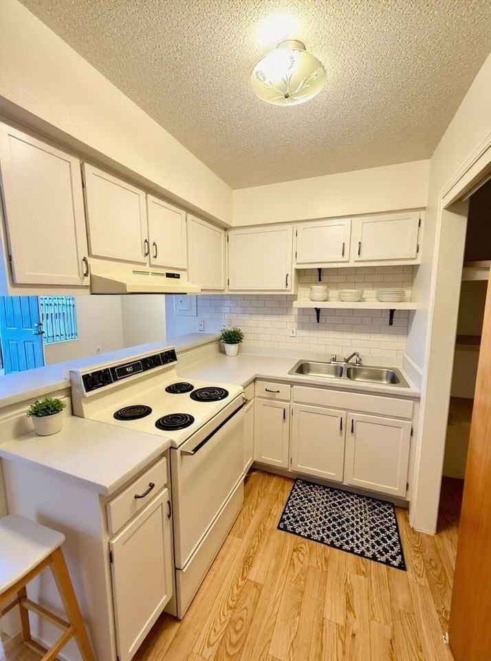 FREE UTILITIES!!   GREAT VIBES!! - Photo 4 of 8