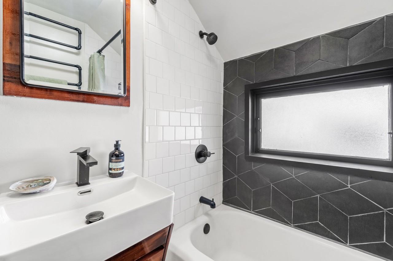 115 15th St #B - Photo 7 of 14