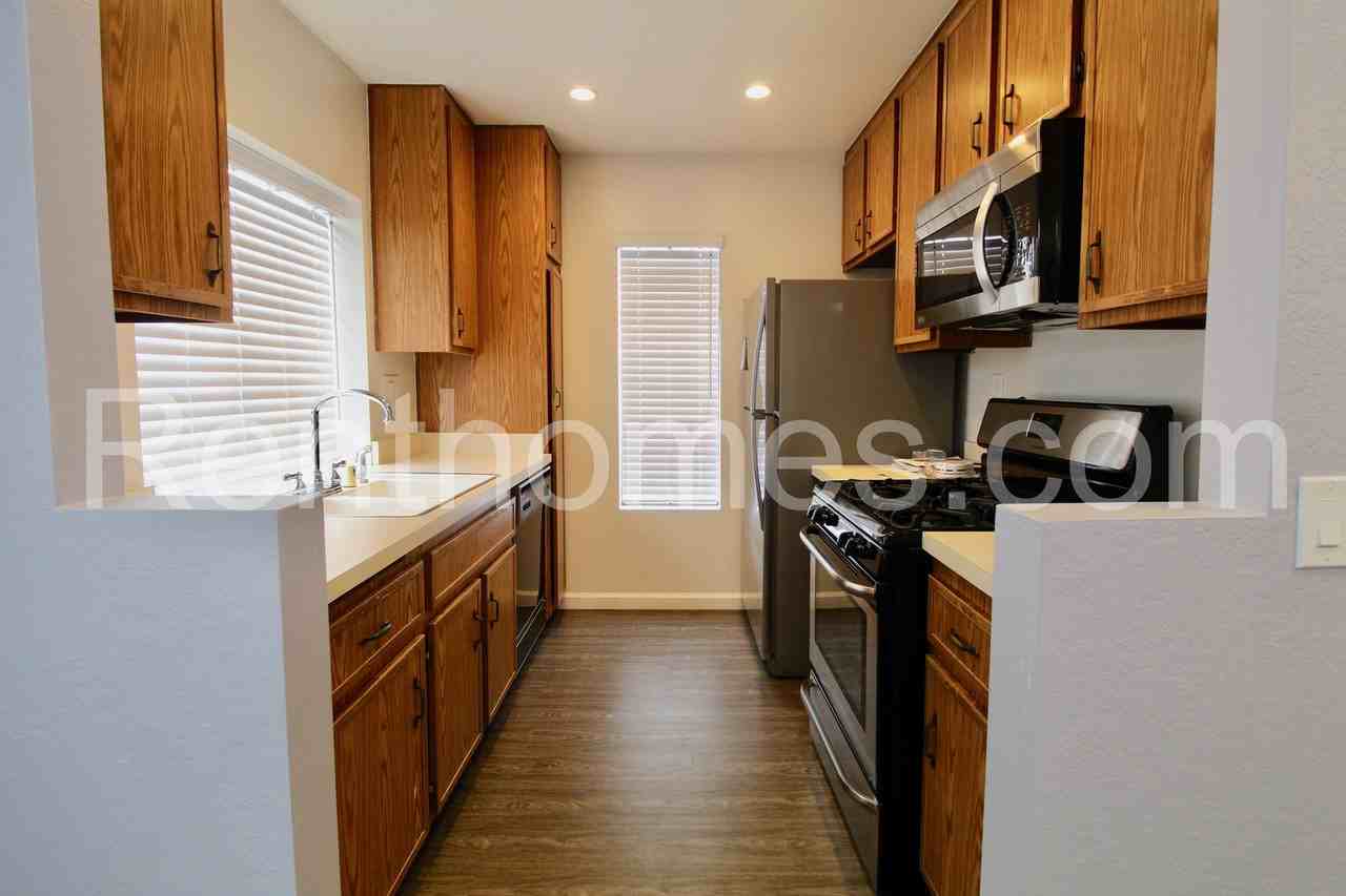 13059 Wimberly Sq - Photo 4 of 18