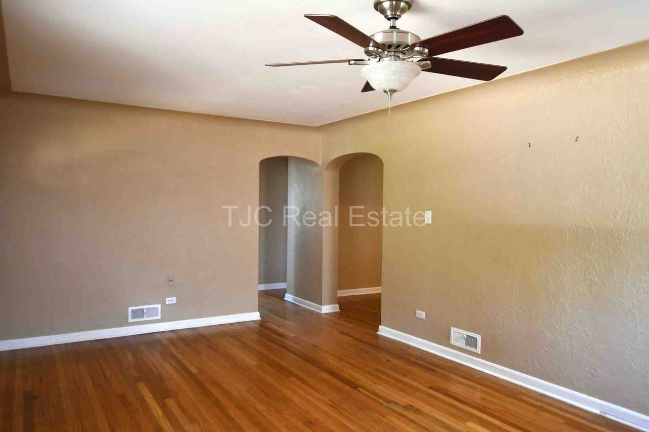 798 Newport St - Photo 4 of 19