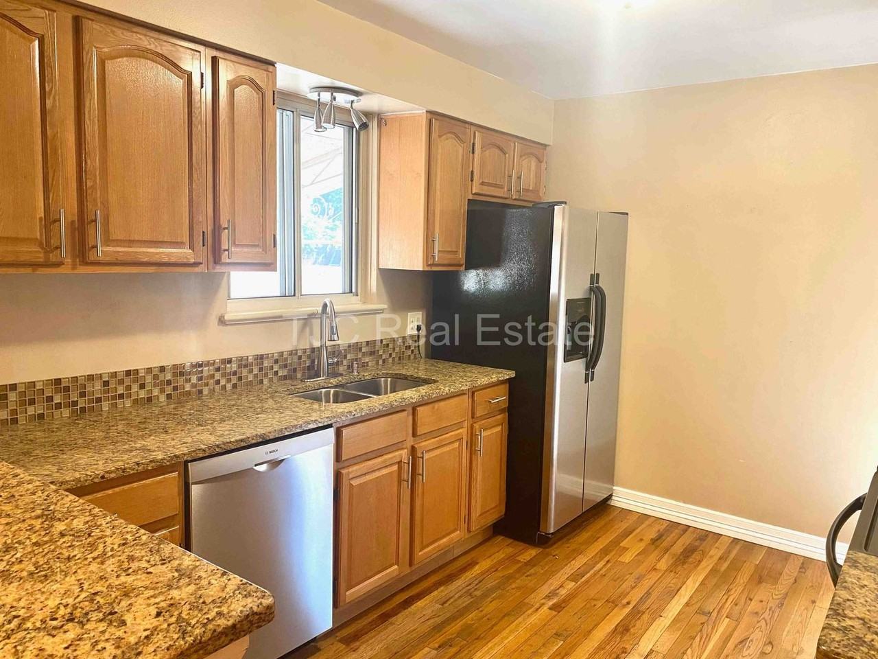 798 Newport St - Photo 6 of 19