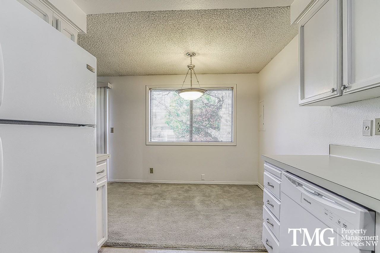 605 Se 121st Ave #6 - Photo 5 of 28