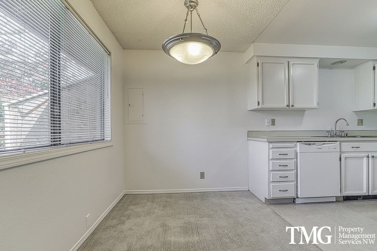 605 Se 121st Ave #6 - Photo 4 of 28