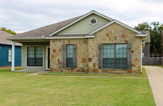 208 Garden Dr - Photo 1 of 1