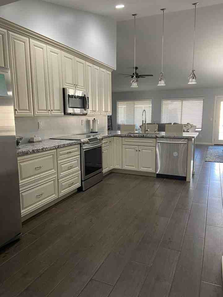 411 N Leoma Ln - Photo 2 of 25