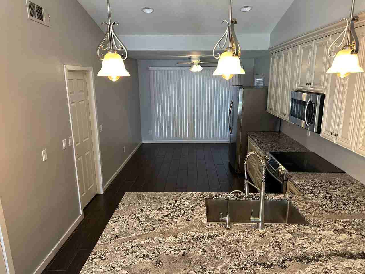411 N Leoma Ln - Photo 3 of 25