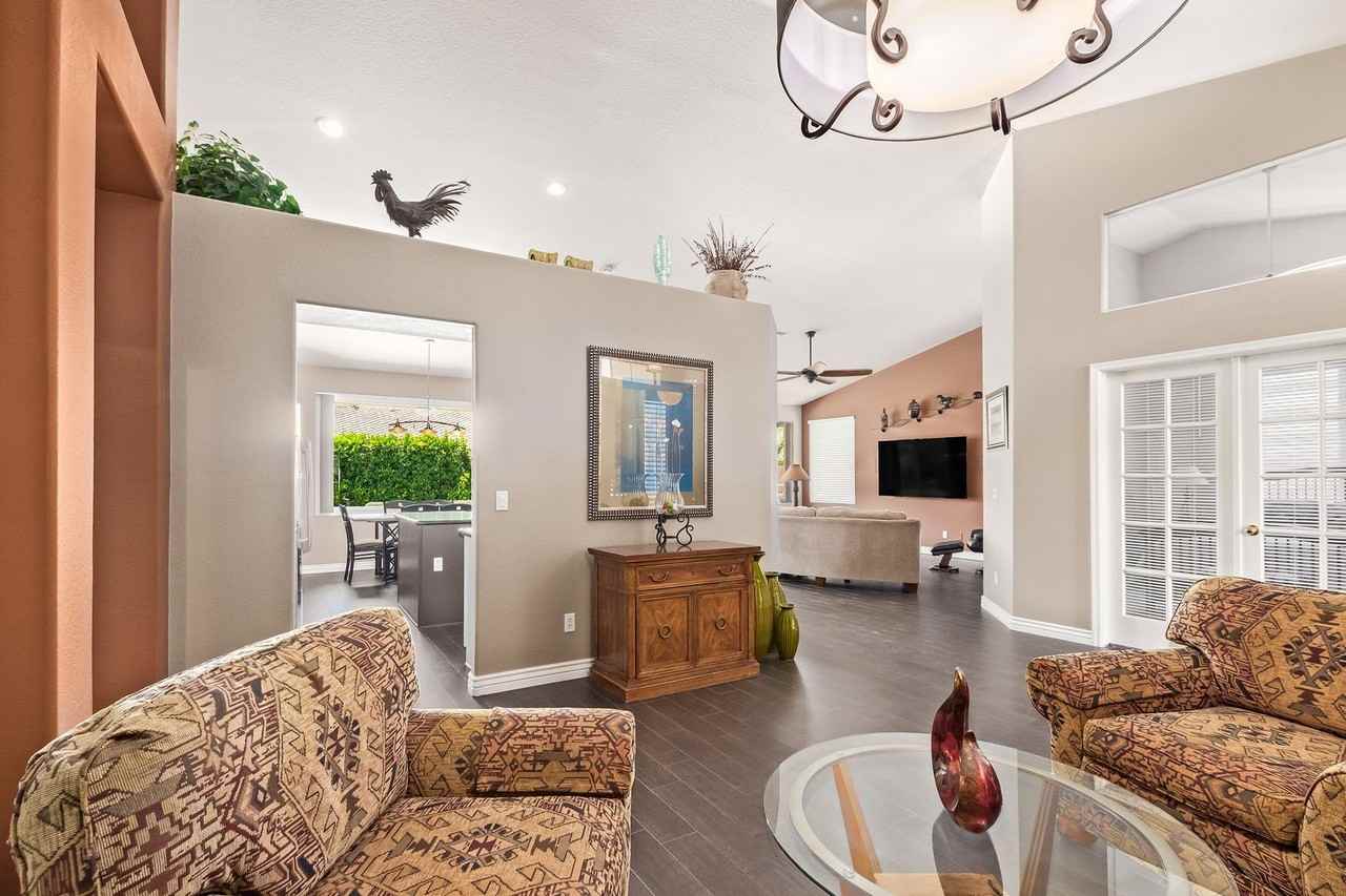 11613 W Laurelwood Ln - Photo 4 of 27