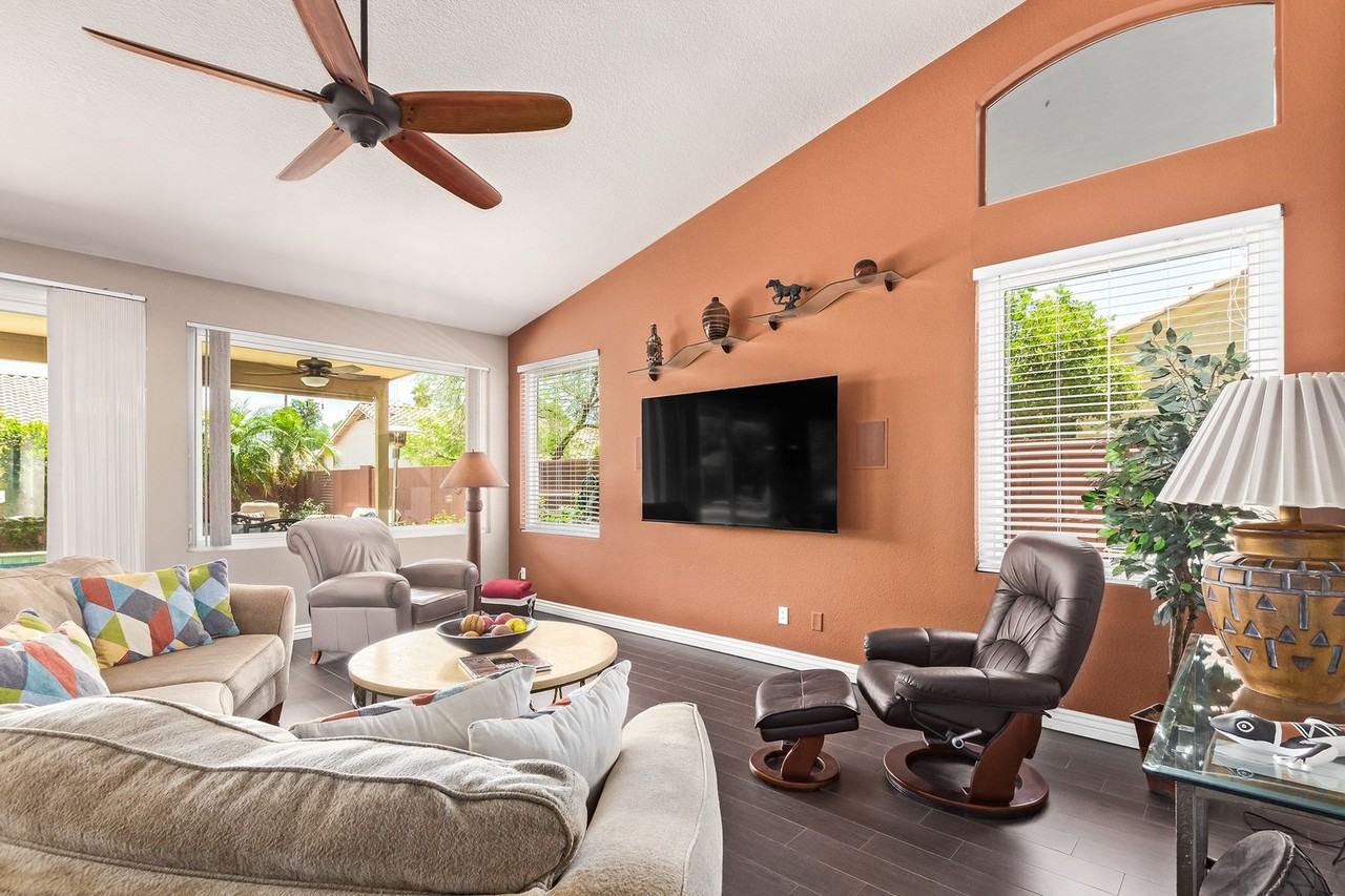 11613 W Laurelwood Ln - Photo 5 of 27