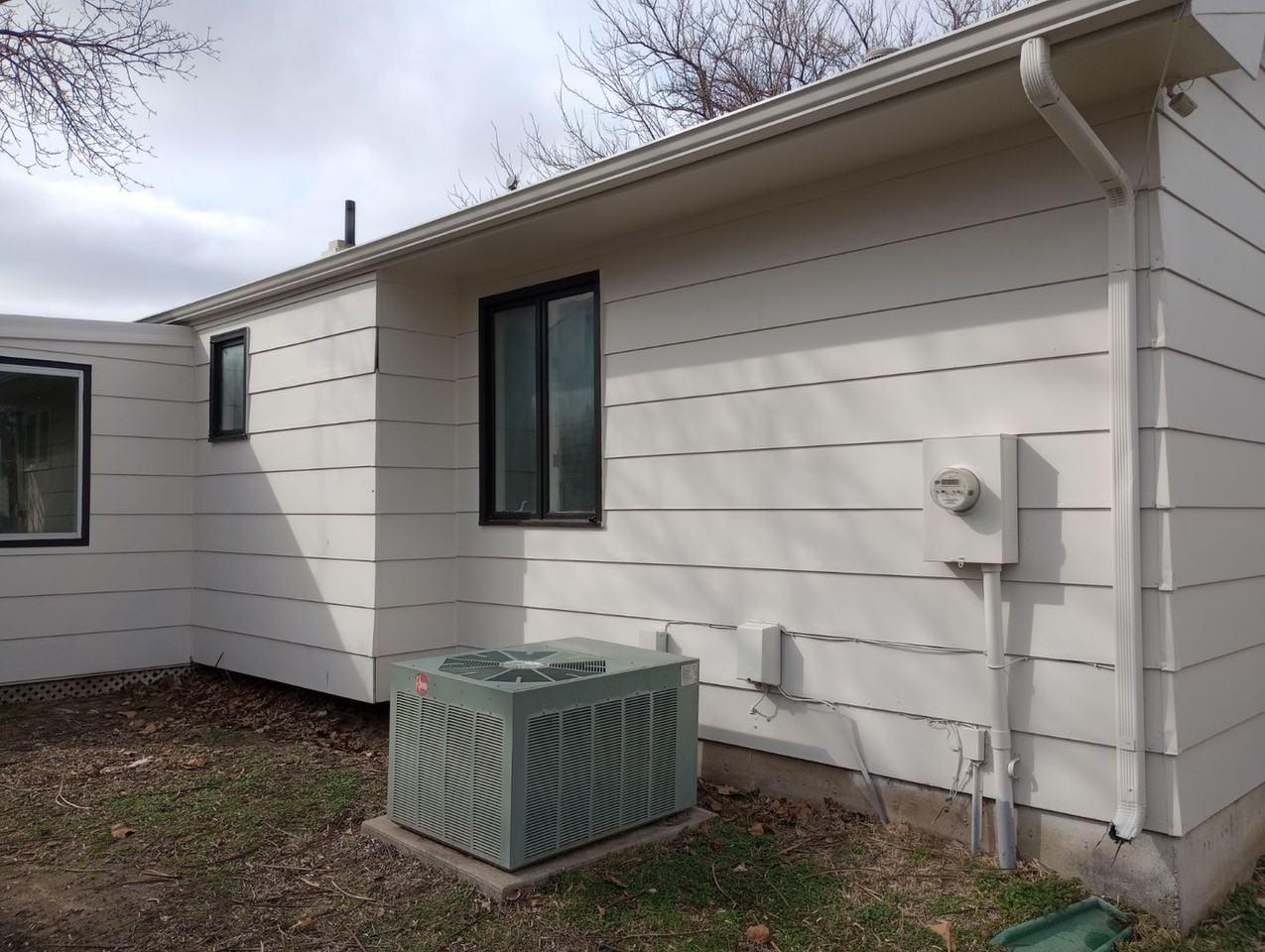 1321 W 45th St S - Photo 2 of 24