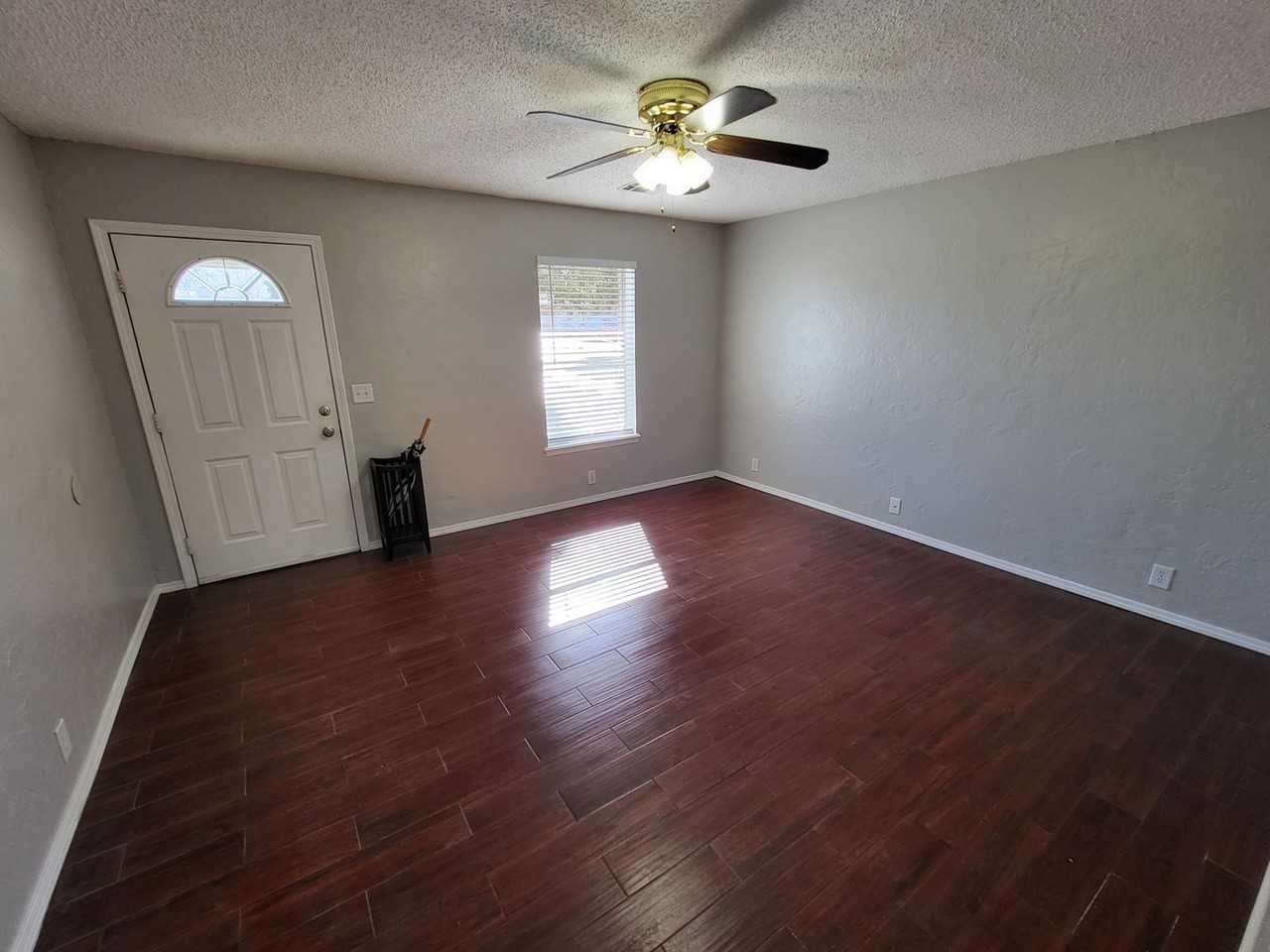 109 W Clegern Ave - Photo 3 of 22