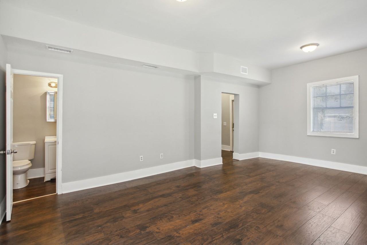 1002 W 44th St - Photo 4 of 16